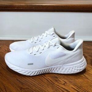 Nike Revolution 5 Women’s Road Running Shoes Size 10 in Gently used condition!!